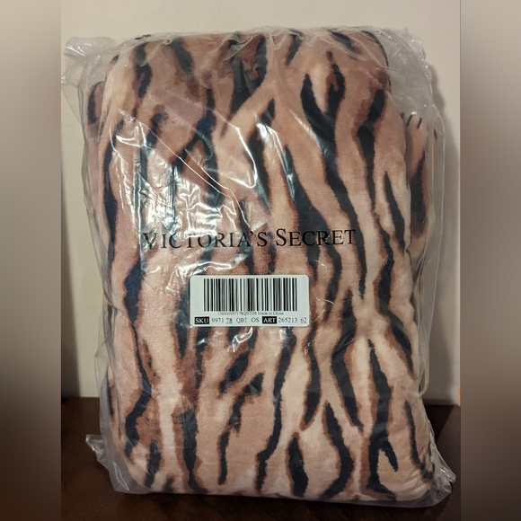 Victoria's Secret Cozy Plush Sherpa Blanket Champagne Tiger 50"X60" New - Picture 6 of 6